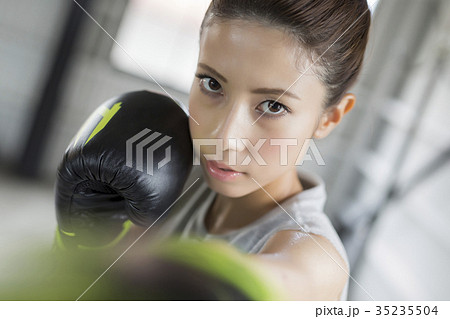 ボクシングをする女性 35235504