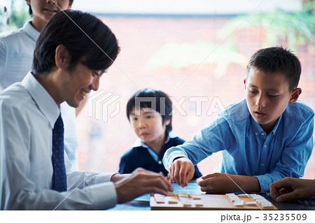 将棋の勉強をする男の子 将棋の勉強をする男の子 35235509