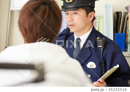 交番で話す男性 35235510