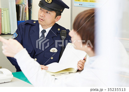 交番で話す男性 35235513