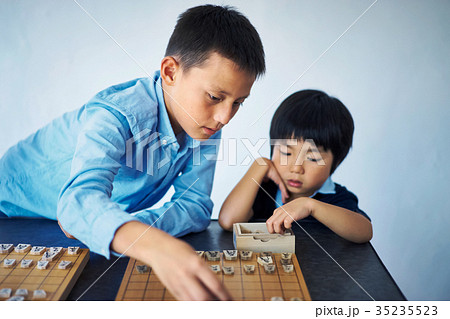 将棋の勉強をする男の子 35235523