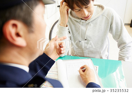 交番で話す男性 交番で話す男性 35235532