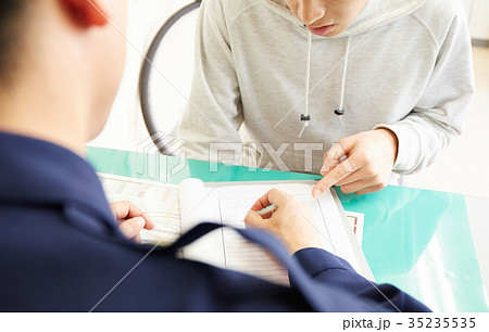 交番で話す男性 交番で話す男性 35235535