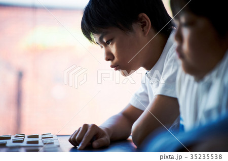 将棋を指す男の子 35235538