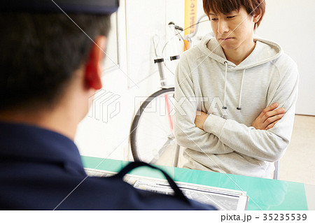 交番で話す男性 35235539