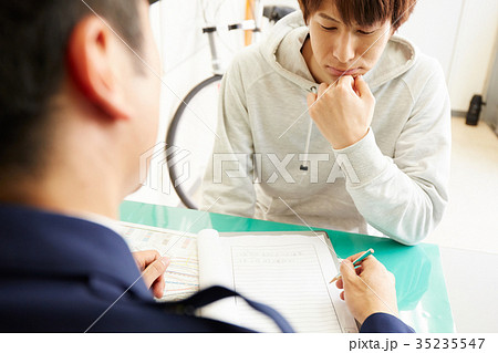 交番で話す男性 35235547