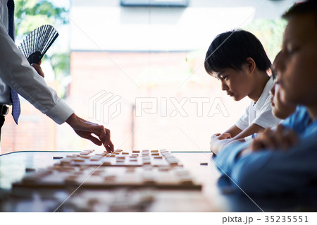 将棋の勉強をする男の子 将棋の勉強をする男の子 35235551