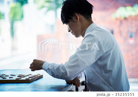 将棋を指す男性 35235555