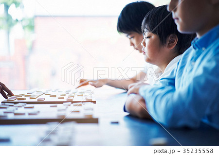 将棋の勉強をする男の子 将棋の勉強をする男の子 35235558