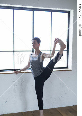 ストレッチをする女性 ストレッチをする女性 35235563