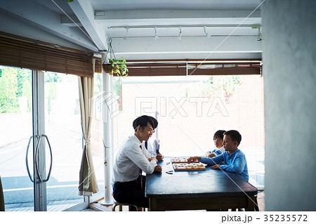 子供に将棋を教える男性 35235572