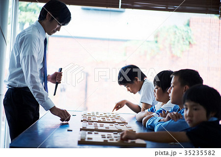将棋の勉強をする男の子 35235582