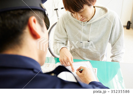 交番で話す男性 交番で話す男性 35235586