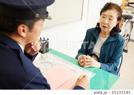 交番で話すシニア女性 35235595