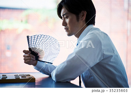 将棋を指す男性 35235603