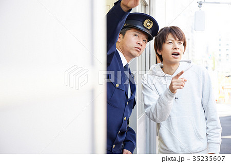道案内をする警官 道案内をする警官 35235607