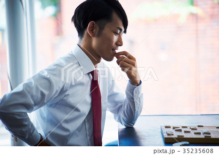 将棋を指す男性 将棋を指す男性 35235608
