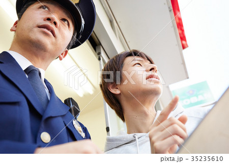 道案内をする警官 35235610