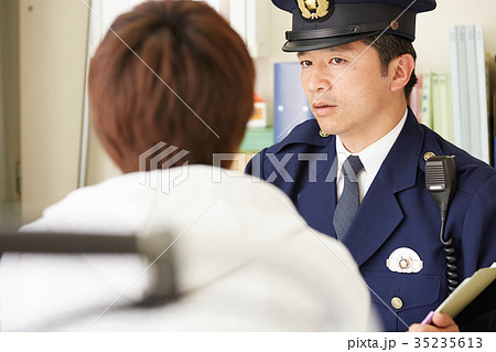交番で話す男性 35235613