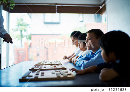 将棋の勉強をする男の子の写真素材