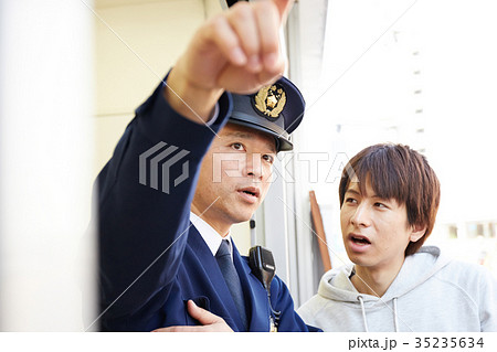 道案内をする警官 35235634