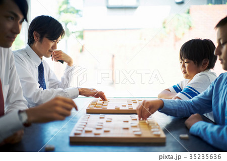 子供に将棋を教える男性 35235636