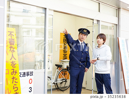道案内をする警官 35235638