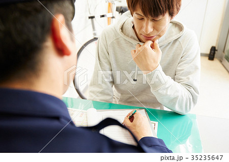 交番で話す男性 35235647