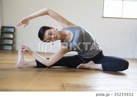 ヨガをする女性 ヨガをする女性 35235652
