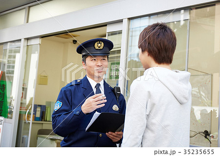 交番で話す男性 35235655