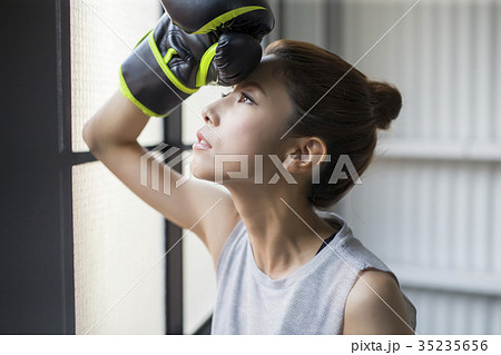 ボクシングをする女性 ボクシングをする女性 35235656