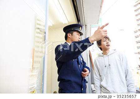 道案内をする警官 道案内をする警官 35235657