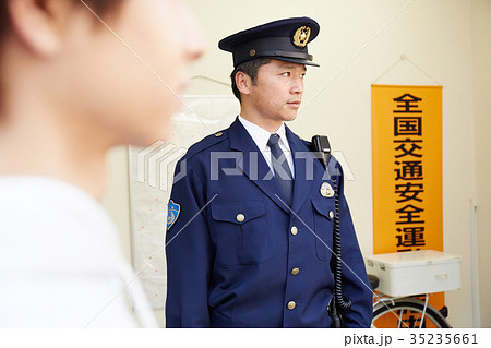 交番の前に立つ警官 交番の前に立つ警官 35235661