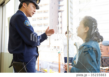 交番で話すシニア女性 交番で話すシニア女性 35235663