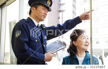 道案内をする警官 道案内をする警官 35235667