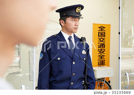 交番の前に立つ警官 35235669
