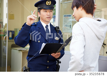 交番で話す男性 35235678