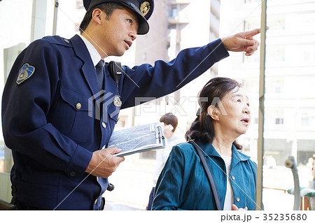 道案内をする警官 道案内をする警官 35235680