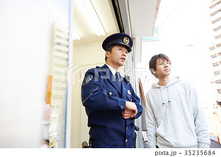 道案内をする警官 35235684