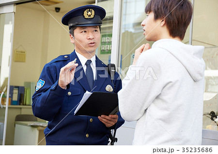 交番で話す男性 交番で話す男性 35235686
