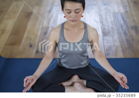 ヨガをする女性 35235689