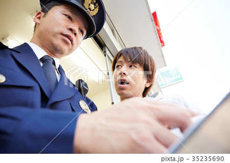 交番で話す男性 交番で話す男性 35235690