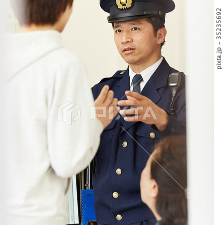交番で話す男女 交番で話す男女 35235692