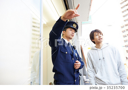道案内をする警官 35235700