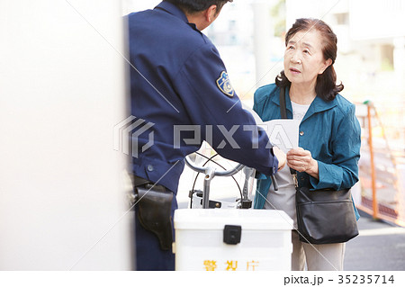 道案内をする警官 35235714