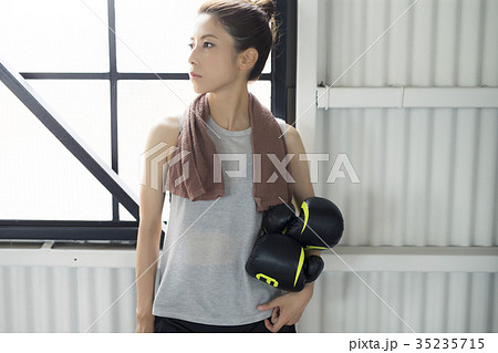 ボクシングをする女性 ボクシングをする女性 35235715