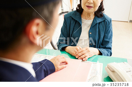 交番で話すシニア女性 35235718