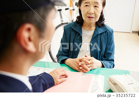 交番で話すシニア女性 35235722