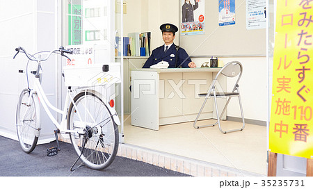 交番に勤務する警官 35235731