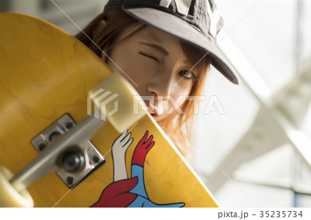 スケーターファッションの女性 35235734